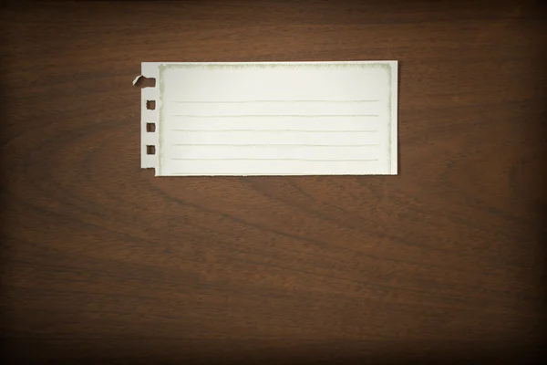Sammlung weißer Notizpapiere auf Grunge-Holz — Stockfoto