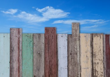 Mavi gökyüzü arkaplanlı çit