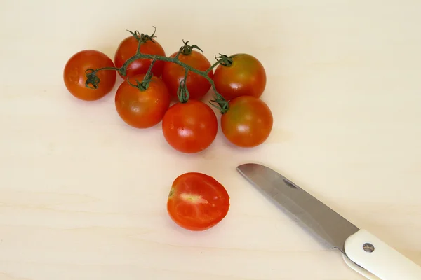 樱桃西红柿用刀 — 图库照片