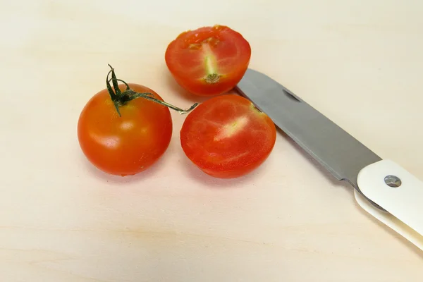 Cherry Tomaten met mes — Stockfoto