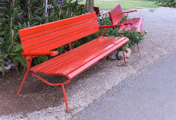 Czerwona ławka — Zdjęcie stockowe