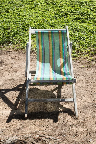 Καρέκλα παραλία σε παραλία με άμμο — Φωτογραφία Αρχείου
