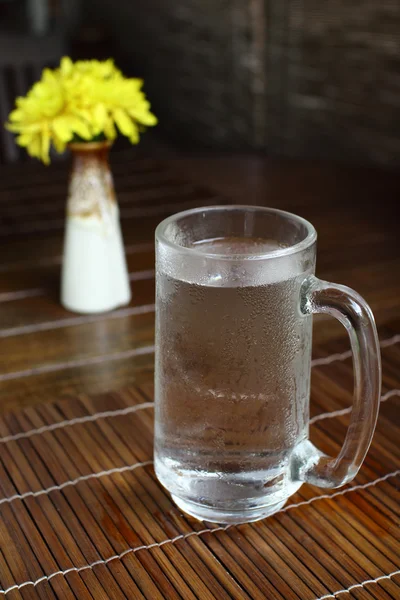 Стакан холодной питьевой воды на деревянном столе — стоковое фото