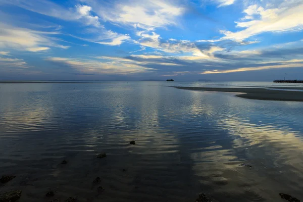 落日的天空和大海黄昏 — 图库照片
