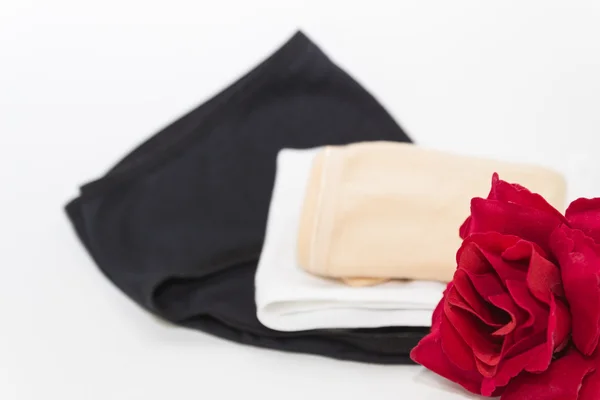 Red rose and simple women's cotton panties — Stock Photo, Image