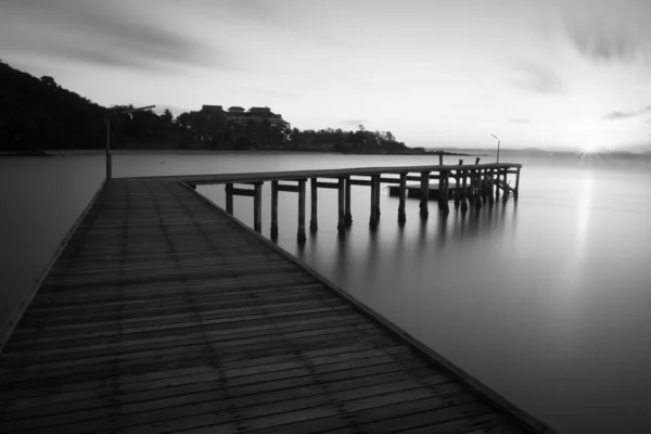 Puente blanco y negro sobre el mar — Foto de Stock
