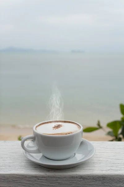 Кофейная чашка на гранж террасе — стоковое фото