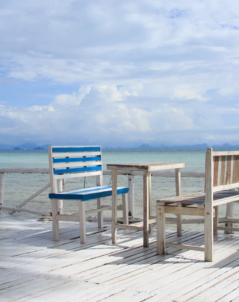 Vintage träbord set och havet bakgrund — Stockfoto