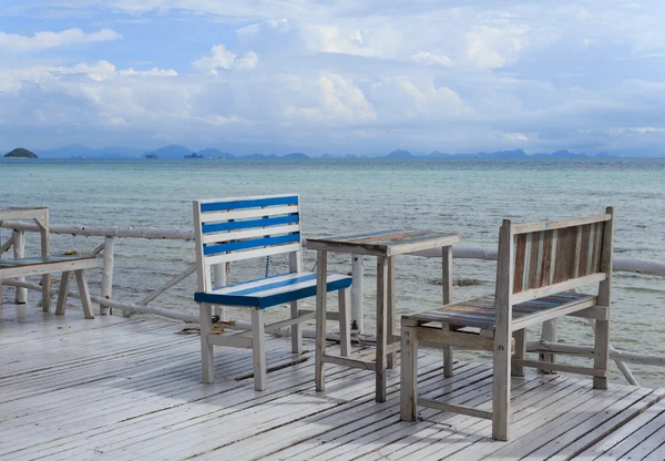Vintage träbord set och havet bakgrund — Stockfoto
