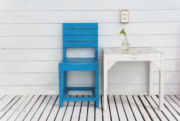 Λευκό τραπέζι και μπλε ξύλινη καρέκλα — Φωτογραφία Αρχείου