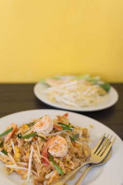 Kızarmış karidesli makarna.