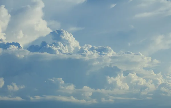 Nube blanca y cielo azul —  Fotos de Stock