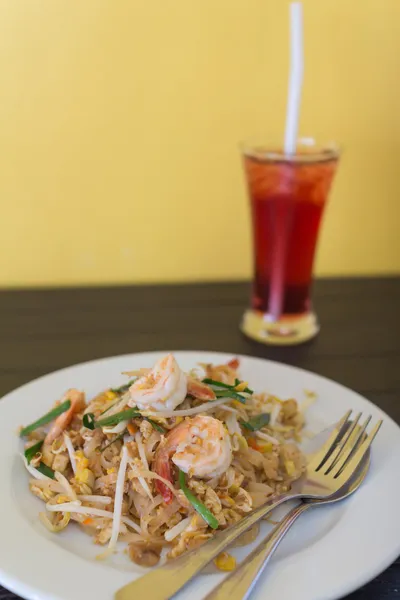 Fried noodle with shrimp — Stock Photo, Image