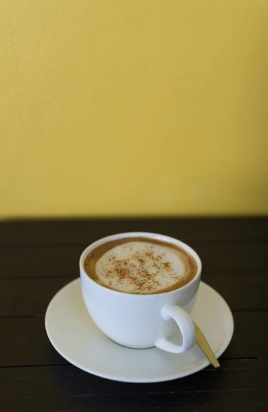 Kaffekopp på träskiva — Stockfoto