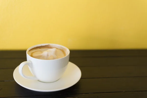 Ahşap tahta üzerinde kahve fincanı — Stok fotoğraf