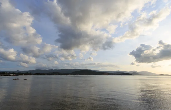 夕暮れ時の熱帯の海 — ストック写真