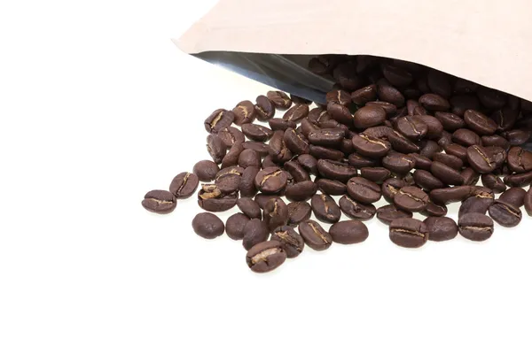 Kávová zrna v papírové zip sáčku — Stock fotografie