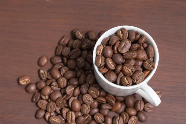 Grano de café en taza blanca — Foto de Stock