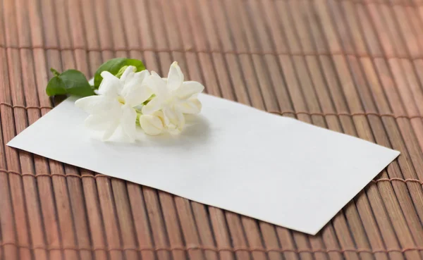 Papel e flores de jasmim — Fotografia de Stock