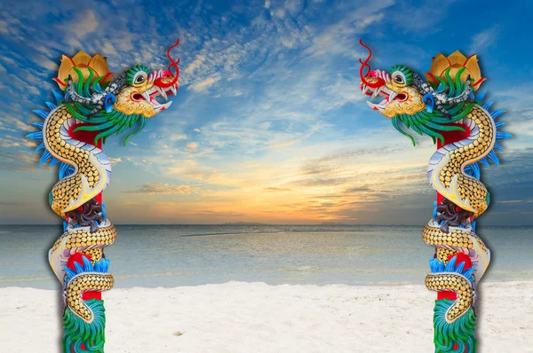 夜明けの砂浜に龍の像 — ストック写真
