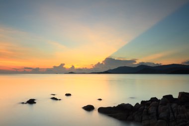 gökyüzü ve deniz alacakaranlıkta