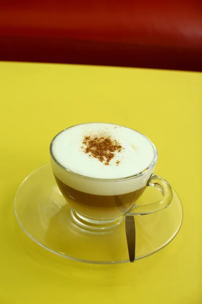 Taza de café sobre tabla amarilla —  Fotos de Stock