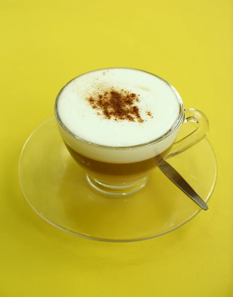 Šálek kávy na žluté desky — Stock fotografie