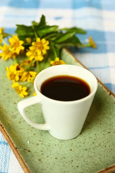 Espresso shot and daisy flower on gingham tablecloth — Stock Photo, Image