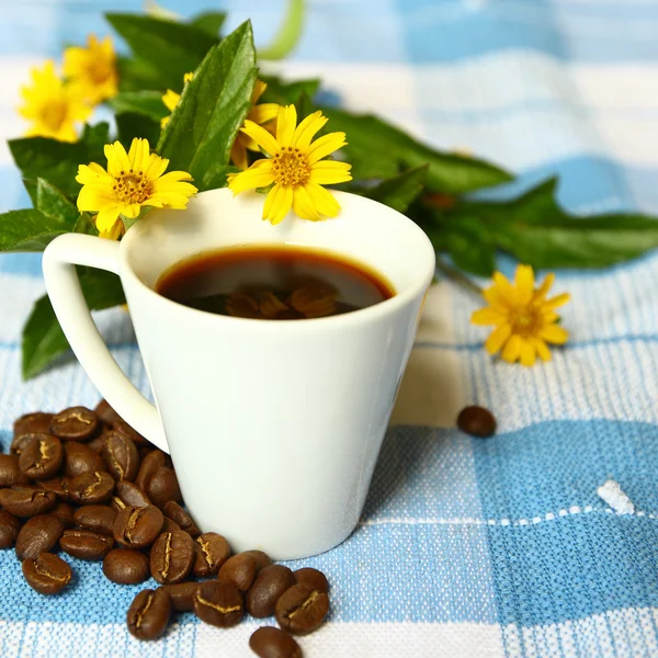 Café expresso tiro e flor de margarida na toalha de mesa de gingham — Fotografia de Stock