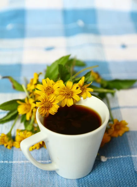 Espresso shot y flor de margarita en mantel de gingham —  Fotos de Stock