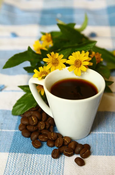 Café expresso tiro e flor de margarida na toalha de mesa de gingham — Fotografia de Stock