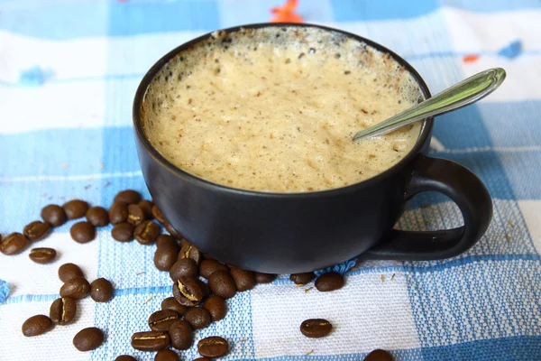 Kopi latte panas di taplak meja gingham — Stok Foto