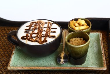 kahve bambu tepsi üzerinde ayarlama