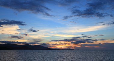 panoramik dramatik tropikal günbatımı gökyüzü ve deniz alacakaranlıkta