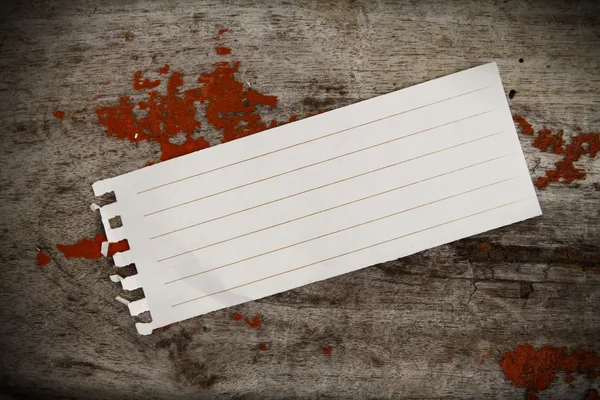 Sammlung weißer Notizpapiere für Ihre Botschaft auf Grunge-Holz — Stockfoto