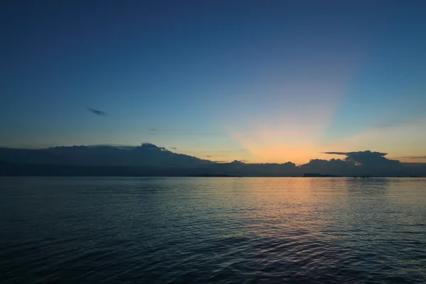 Впечатляющий тропический закат неба и моря в сумерках — стоковое фото