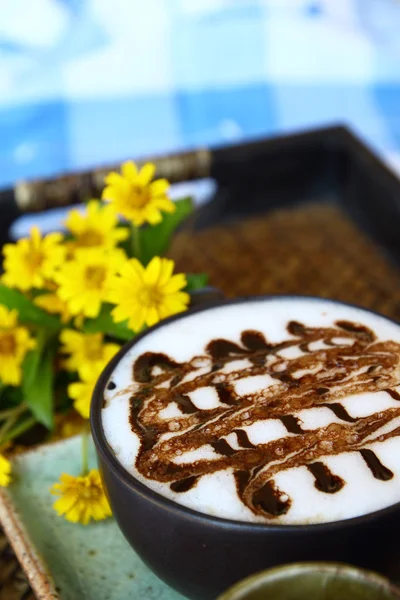 Taza de café y flor de margarita en bandeja de bambú — Foto de Stock