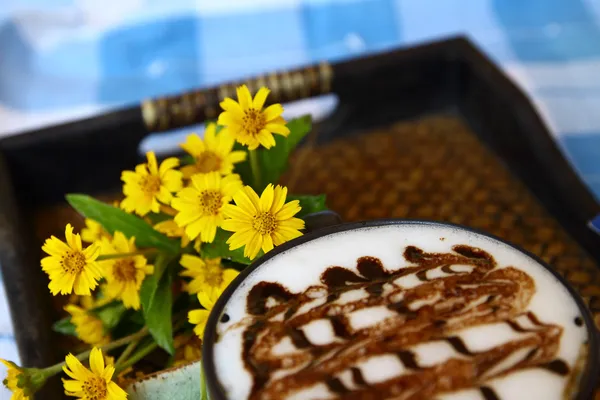 Coffee cup and daisy flower on bamboo tray — Stock Photo, Image