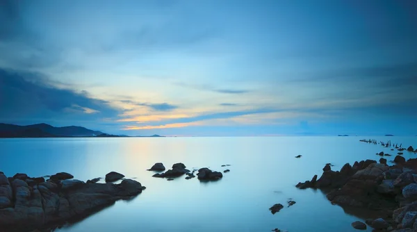 海の夕日, 長い露出で石造りの橋と海の風景 — ストック写真