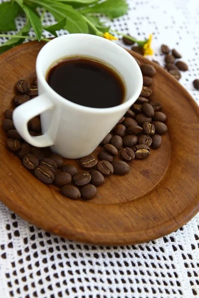 Coffee bean v bílém cup s sedmikráska květ na dřevěné misky — Stock fotografie