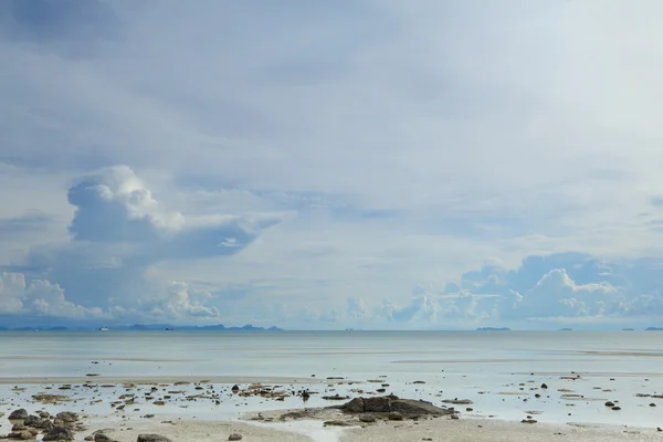 Panorâmica paisagem marinha com nuvens brancas inchadas, céu azul e verde oc — Fotografia de Stock