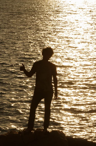 海の夕日上勝利アクションの男のシルエット — ストック写真