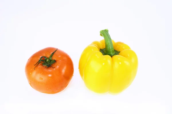 Tomates y pimiento amarillo con gotas aisladas en bac blanco —  Fotos de Stock