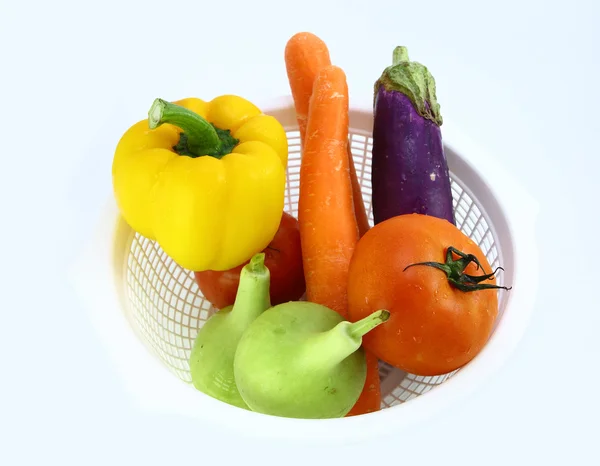 Kleurrijke groenten in witte mand op witte achtergrond — Stockfoto
