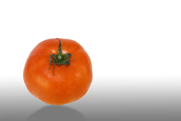 Une grosse tomate mûre rouge isolée avec un chemin de coupe — Photo