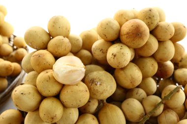 meliaceae veya langsad meyve üzerinde beyaz izole Tayland