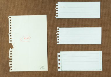 cork ahşap arka plan üzerinde Grunge Not kağıtları