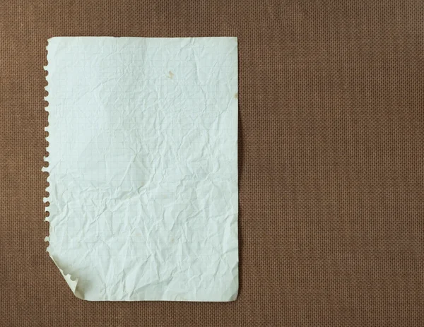 Papiers Grunge note sur fond de bois de liège — Photo