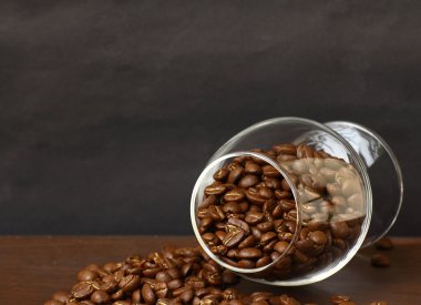 kahve çekirdekleri kadehinin ahşap tahta üzerinde yapılan