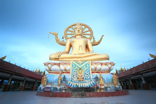 Estátua de Buda de Ouro contra o céu azul na ilha Samui, Tailândia — Fotografia de Stock